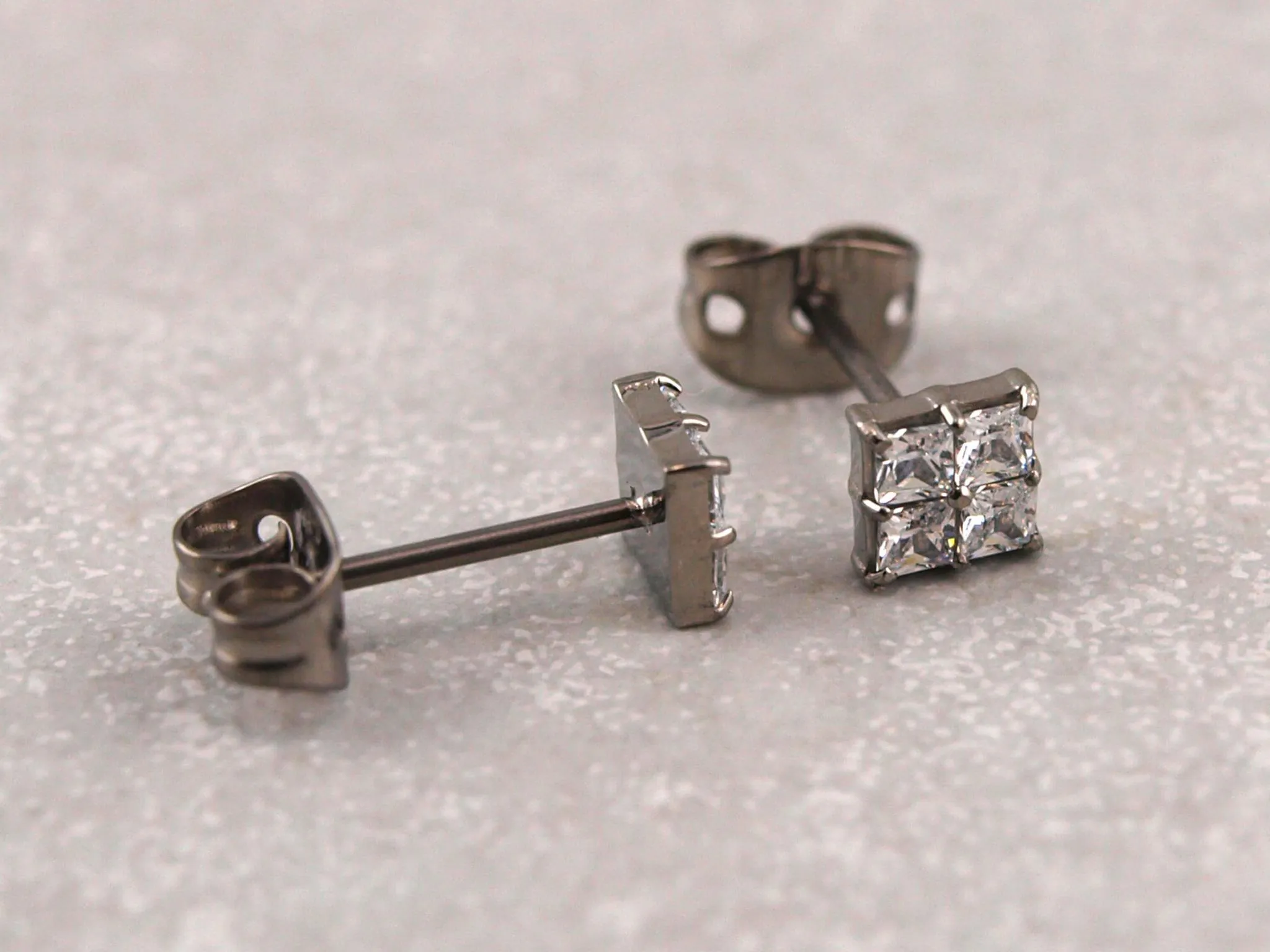 Titan Ohrring, Kristall Quadrat, antiallergisch – Bild 2