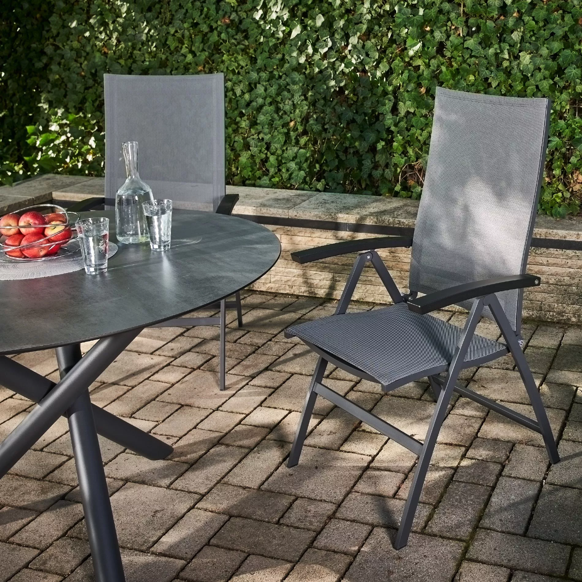 CASA DOMA Mineo/Perano Gartenmöbel-Set mit Klappsessel anthrazit/Sunproof® und Tisch HPL, 5-teilig – Bild 2