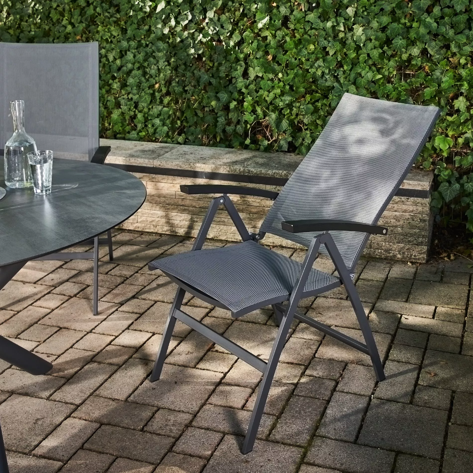 CASA DOMA Mineo/Perano Gartenmöbel-Set mit Klappsessel anthrazit/Sunproof® und Tisch HPL, 5-teilig – Bild 3